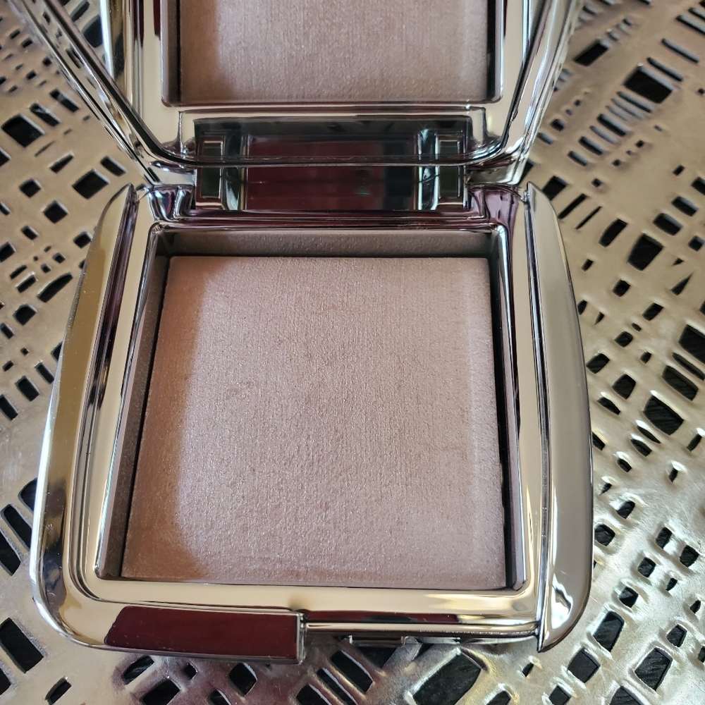 Hourglass strobe lighting powder